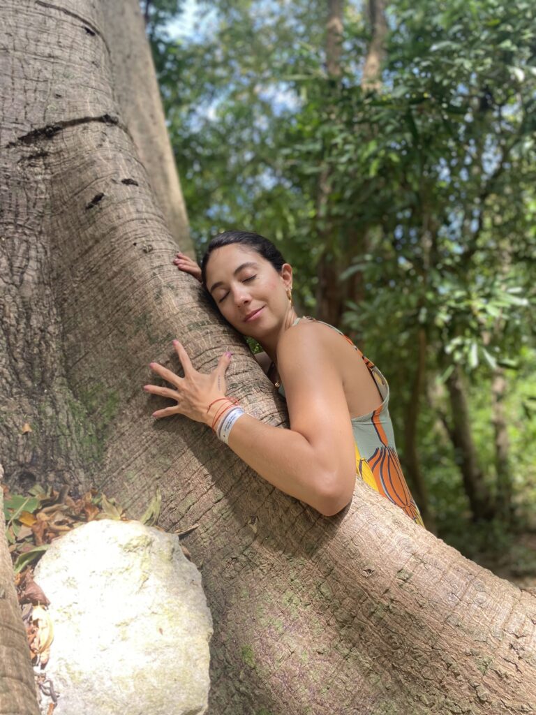 Home vanessa abrazando arbol